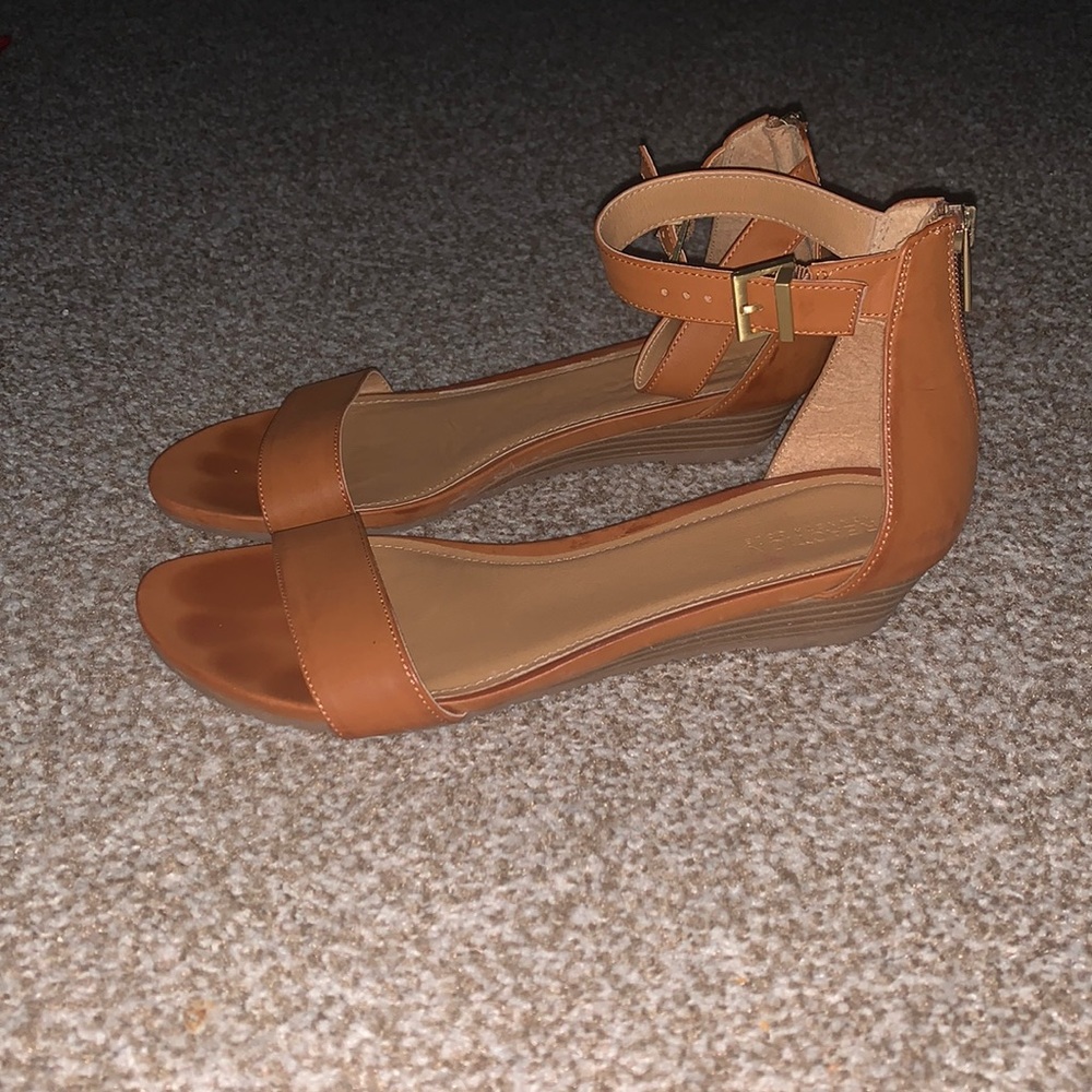 Gently Worn Kenneth Cole Reaction Great Race wedge sandal